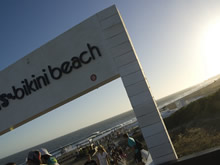 entrada a bikini beach