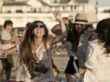 chicas bailando en el atardecer de bikini beach