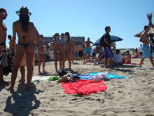 chichos y chicas divirtiendose en bikini beach