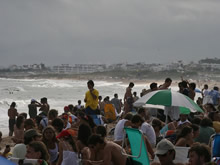 bikini beach en un dia nublado, pero con muchisima gente