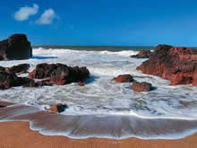 rocas en la orilla de la playa el chiringo