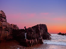 rocas en el atardecer de la playa el chiringo