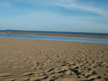 huellas en la arena en la playa el chiringo