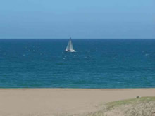velero visto desde la playa el chileno