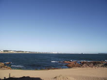 rocas en la orilla de la playa el chileno