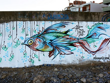 grafiti en un muro de la playa el emir