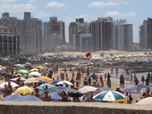 playa el emir llena en un dia de verano