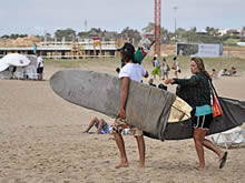 surfistas llegando a la playa manantiales