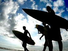 surfistas por entrar al agua en la playa montoya