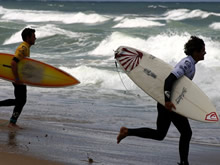 surfistas corriendo en la playa montoya