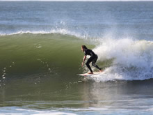 surfista en una ola de la playa montoya