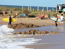 surfistas entrando al oceano en la playa montoya