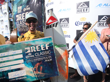 campeon de un torneo de surf en la playa montoya