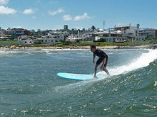 surfista practicando en la playa montoya