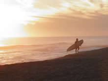 surfista saliendo del mar