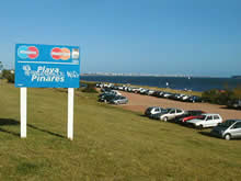 cartel de la playa pinares y el estacionamiento