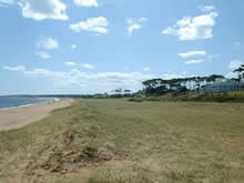 parque de cesped al comienzo de la playa pinares