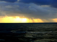 impresionante atardecer en la playa brava