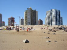 vista de edificios desde la playa brava