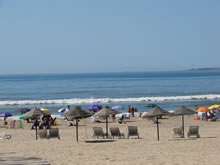 sombrillas de paja en la playa brava