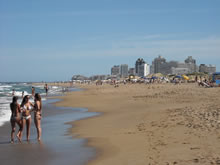 chicas conversando en la orilla de la playa brava