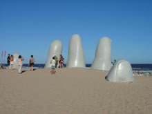 famosa escultura de los dedos de punta del este ubicada en la playa brava