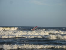 windsurf en el mar de la playa brava