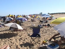 cantidad importante de sombrillas en la playa brava, lo que indica que es alta temporada