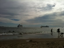 cruceros vistos desde la playa mansa en un dia nublado