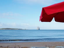 vista de un crucero junto a la isla gorriti desde la playa mansa