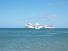 vista de dos cruceros desde la playa mansa