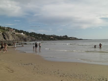 turistas bañandose en la playa solanas