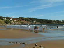 turistas disfrutando de un hermoso dia en la playa solanas