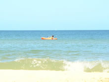joven andando en kayak en el mar de la playa tio tom