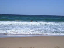 turistas bañandose en la playa tio tom